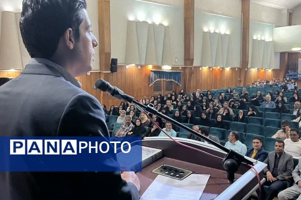 تجلیل از برترین‌های آموزشی و پرورشی دبیرستان نمونه آیت‌الله خامنه‌ای کاشمر