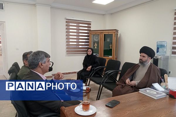 اقامه نماز جماعت در دبیرستان هجرانی پردیس به امامت امام جمعه شهرستان