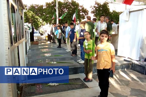 گلباران قبور مطهر شهدا به مناسبت هفته دفاع مقدس در شهرستان زرقان