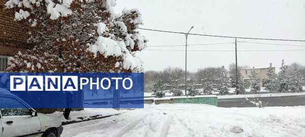 یلدای برفی در اراک؛ مردم با شادی به استقبال جشن یلدا می‌روند