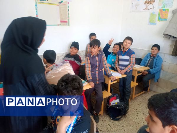 توزیع شیر گامی برای سلامت و نشاط دانش‌آموزان در دبستان شهید پسندیده فدافن 