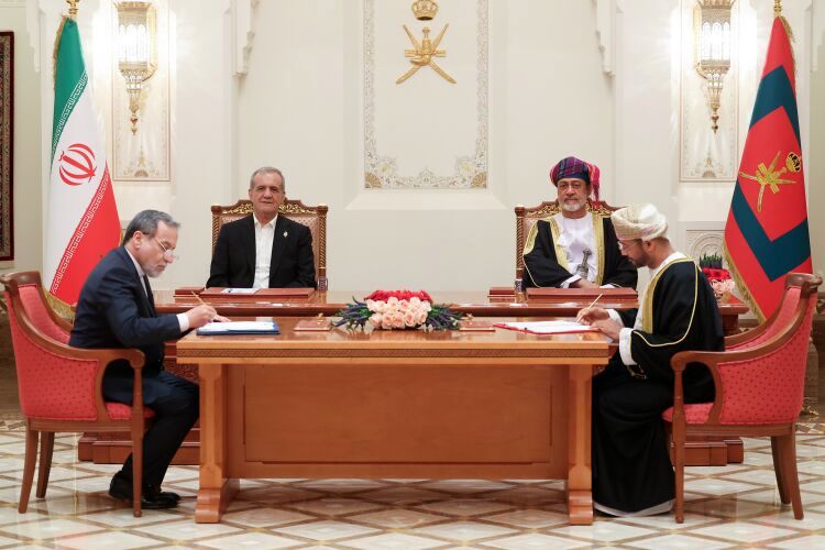  ۱۸ سند همکاری بین ایران و سلطنت عمان امضا شد 
