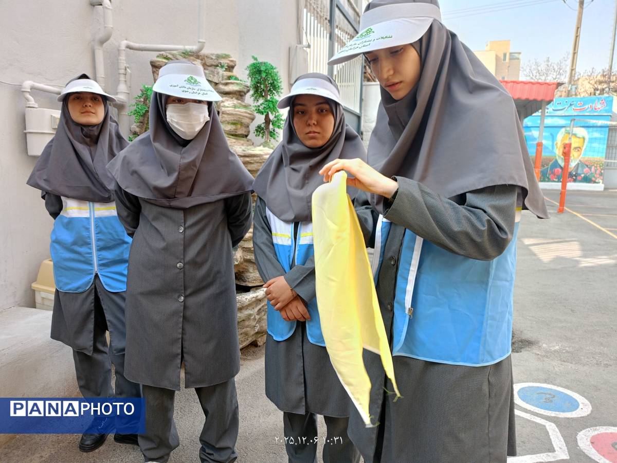 بیست وهفتمین مانور سراسری زلزله وایمنی در دبیرستان فرزانگان ۴ ناحیه یک