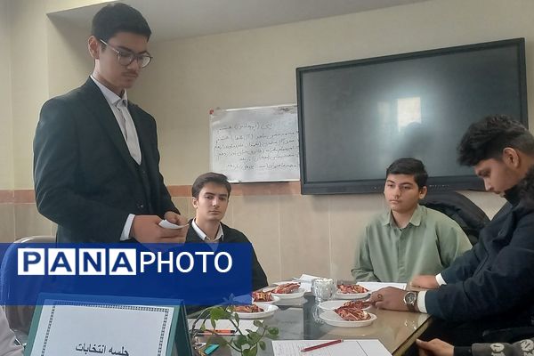 رقابت دانش‌آموزان منتخب در انتخابات منطقه‌ای شورای دانش‌آموزی بهارستان دو