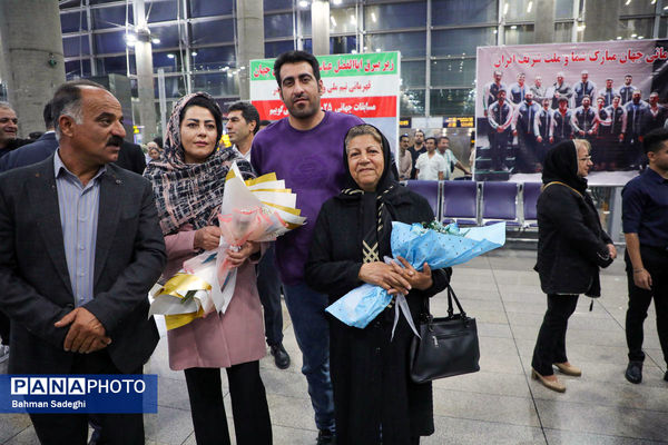 بازگشت تیم ملی وزنه‌برداری با جام قهرمانی‌