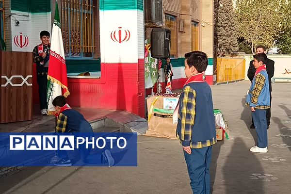 دانش‌آموزان دبستان معمارزاده در سیزده آبان