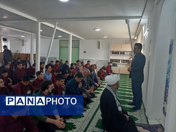 اقامه نماز جماعت به امامت امام جمعه کاشمر در دبیرستان نمونه آیت الله خامنه‌ای 