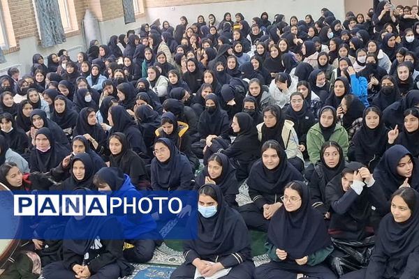 برپایی نمایشگاه هنرهای دست‌ساز در مدرسه فرهنگ قرچک