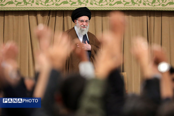 دیدار هزاران نفر از دانش‌آموزان و دانشجویان با رهبر انقلاب