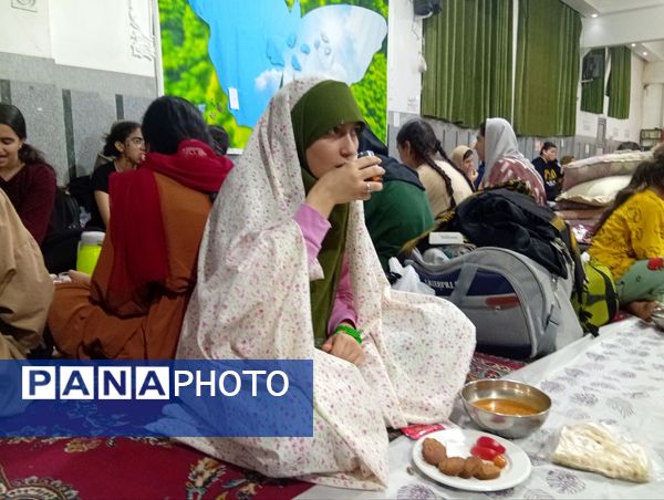اعتکاف دانش آموزی در مسجد فاطمیه گنبد سبز نیشابور