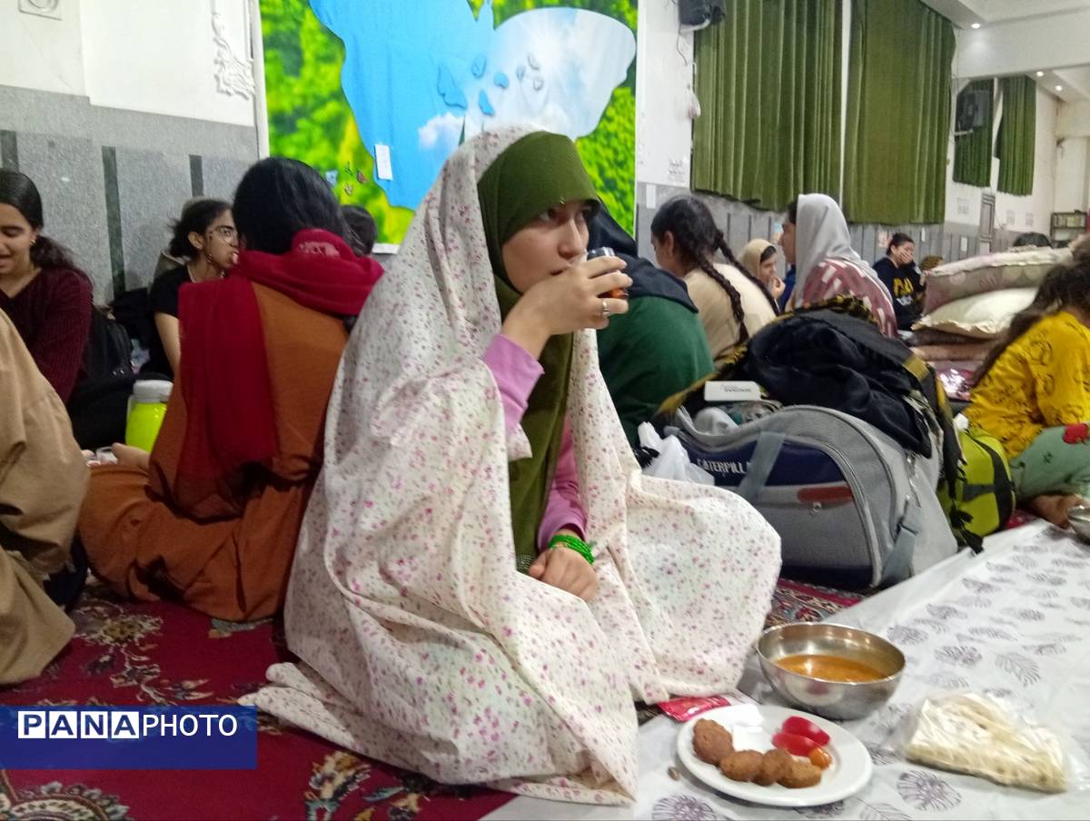 اعتکاف دانش آموزی در مسجد فاطمیه گنبد سبز نیشابور