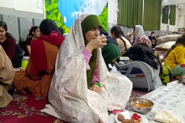 اعتکاف دانش آموزی در مسجد فاطمیه گنبد سبز نیشابور