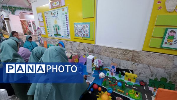 نمایشگاه هفته پژوهش در دبستان شاهد تحقیقی ناحیه ۶