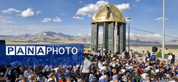 نور عرفه در تپه شهدای گمنام نورآباد طنین‌انداز شد