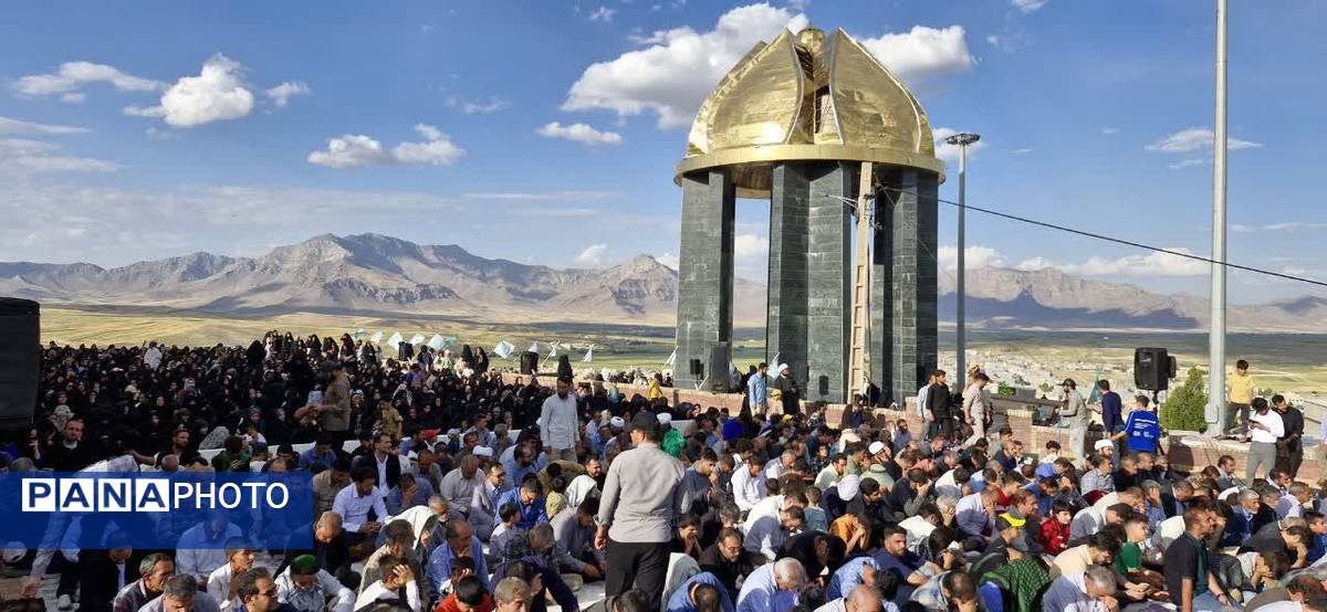 نور عرفه در تپه شهدای گمنام نورآباد طنینانداز شد