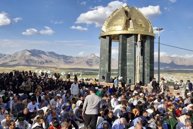 نور عرفه در تپه شهدای گمنام نورآباد طنین‌انداز شد