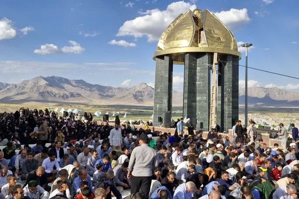 نور عرفه در تپه شهدای گمنام نورآباد طنین‌انداز شد