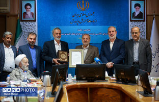 اهدای لوح تقدیر قرآنی و انگشتر متبرک مقام معظم رهبری به وزیر آموزش و پرورش