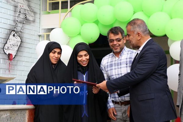 تجلیل مدیرکل آموزش و پرورش آذربایجان غربی از دانشآموز سخنران در نشست با رئیس جمهور