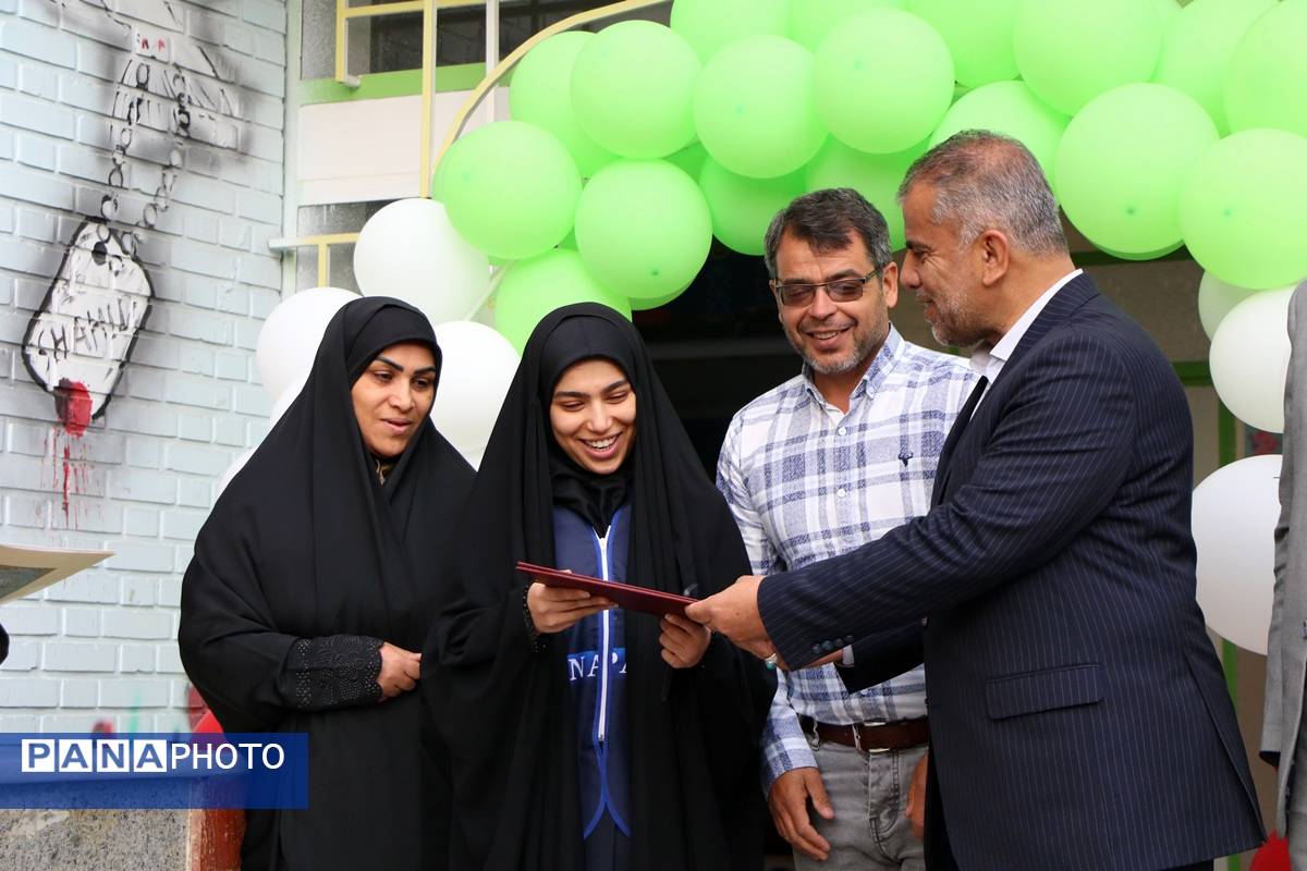 تجلیل مدیرکل آموزش و پرورش آذربایجان غربی از دانشآموز سخنران در نشست با رئیس جمهور