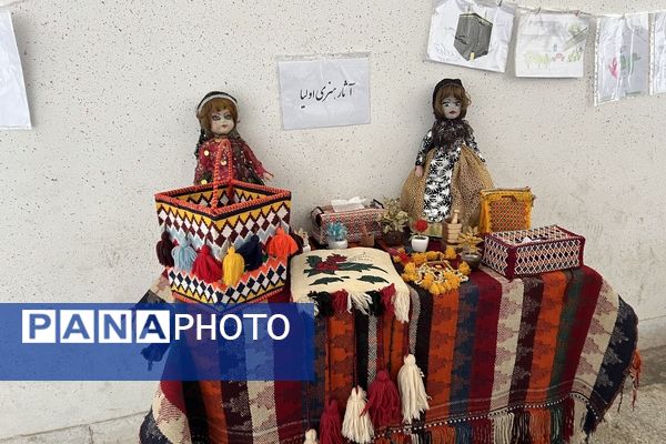 نمایشگاه دانش‌آموزان دبستان دانش آباده به‌مناسبت هفته ماها