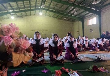 مراسم ایام فاطمیه و محفل انس با قرآن در دبستان استقلال حاجی‌آباد