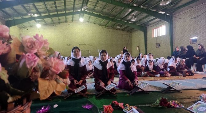 مراسم ایام فاطمیه و محفل انس با قرآن در دبستان استقلال حاجی‌آباد