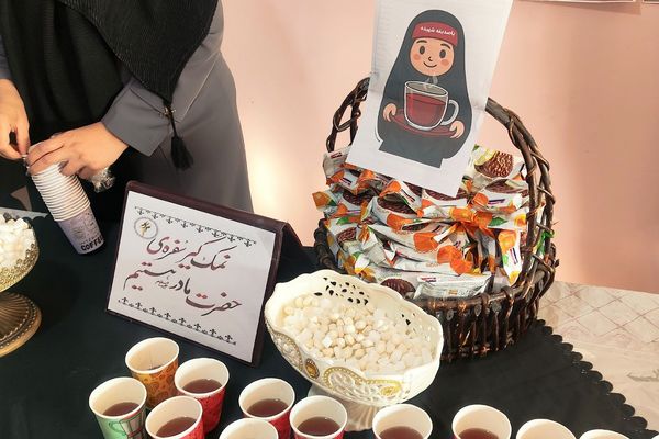 نمک‌گیر سفره مادر هستیم