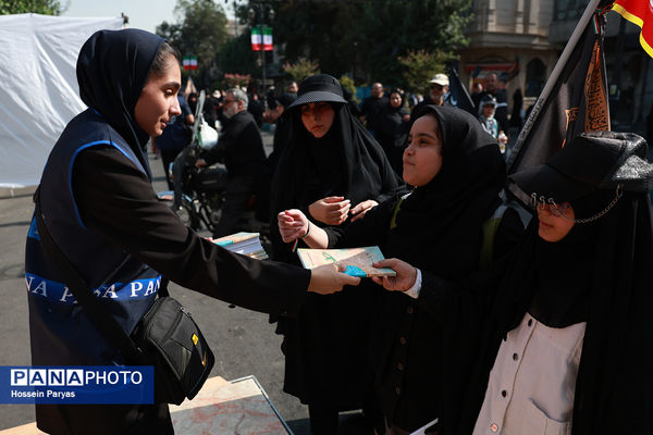 موکب «عشاق‌الحسین» سازمان دانش آموزی در راهپیمایی خانوادگی جاماندگان اربعین حسینی - تهران