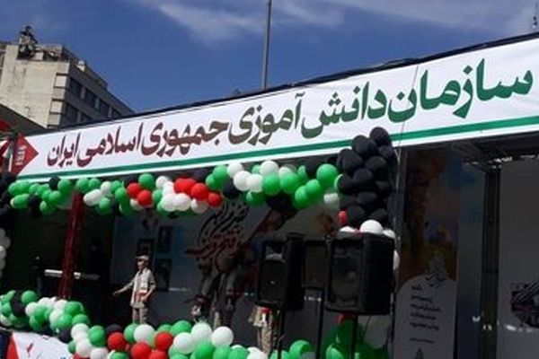 برپایی غرفه سازمان دانش‌آموزی در مسیر راهپیمایی یوم‌الله ۱۳ آبان