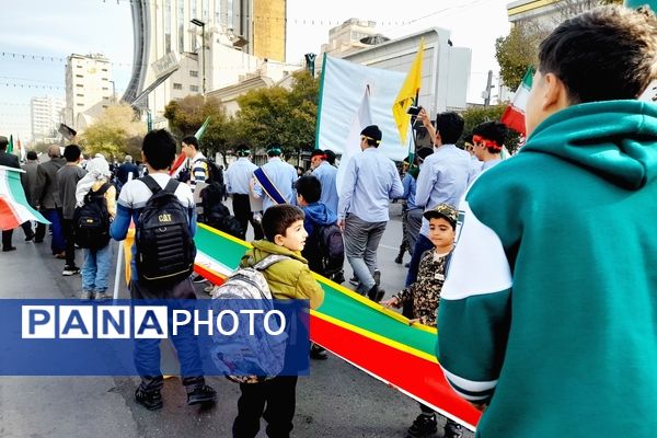 راهپیمایی روز دانش‌آموزان در ناحیه 6 مشهد 