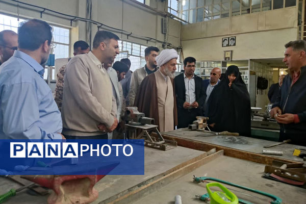 بازدید نماینده ولی فقیه استان فارس از هنرستان طالقانی در آستانه هفته بسیج