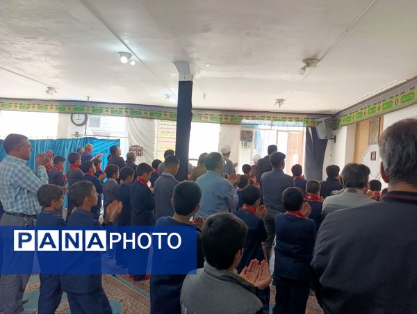 نماز پدر پسری در مدرسه دکتر توسلی