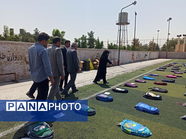 توزیع ٥٠٠ بسته کیف و لوازم التحریر میان دانش‌آموزان نیازمند در آموزش و پرورش ناحیه 3 شیراز