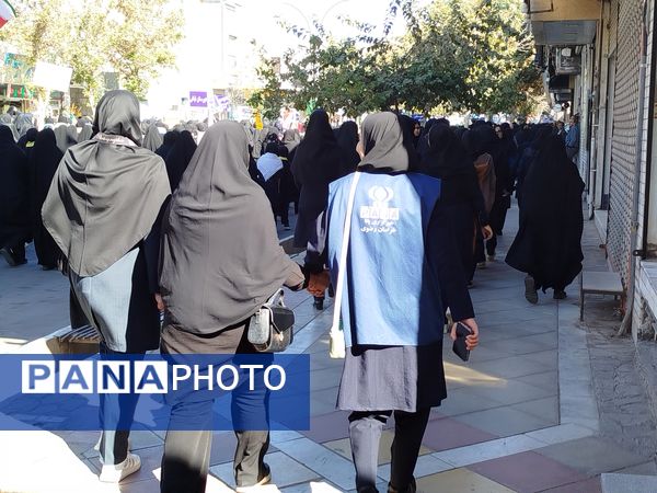 حضور پرشور دانش‌آموز خبرنگاران پانا کاشمر در راهپیمایی ۱۳ آبان