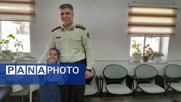 تبریک به پدران شاغل نیروی انتظامی توسط دانش‌آموزان مدرسه شاهد خیر سجادی