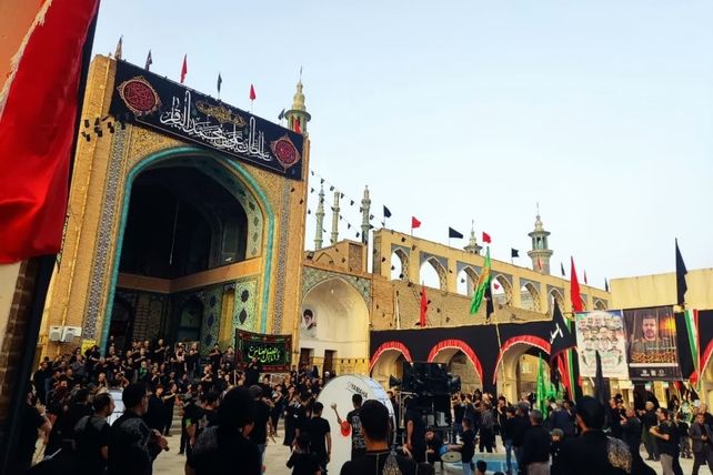 عزاداری زائران و مجاوران حرم مطهر اردهال در شب تاسوعای حسینی