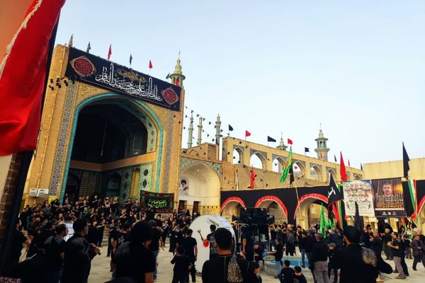 عزاداری زائران و مجاوران حرم مطهر اردهال در شب تاسوعای حسینی