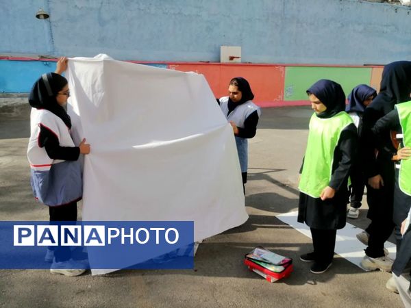 مانور زلزله و آموزش اطفای حریق و ایمن سازی در مدرسه شهید جواهری دو 