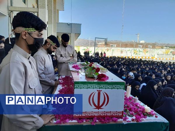 تشییع پیکر شهید گمنام بر دستان دانش‌آموزان هنرستان ابرار منوجان در ایام فاطمیه