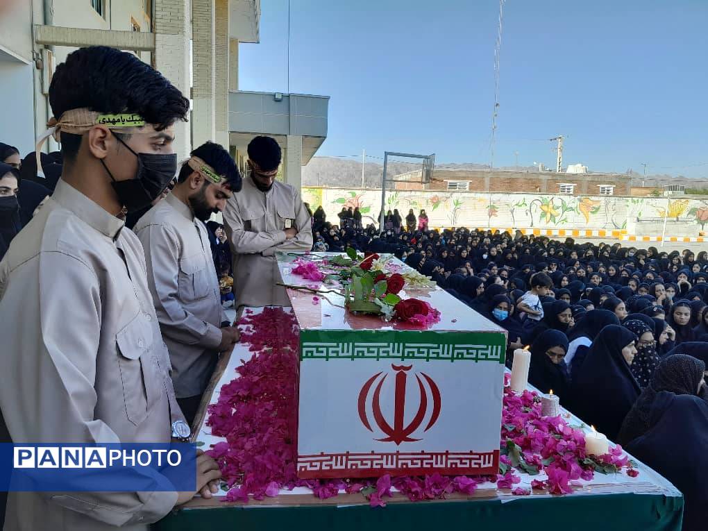 تشییع پیکر شهید گمنام بر دستان دانش‌آموزان هنرستان ابرار منوجان در ایام فاطمیه