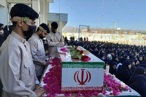 تشییع پیکر شهید گمنام بر دستان دانش‌آموزان هنرستان ابرار منوجان در ایام فاطمیه