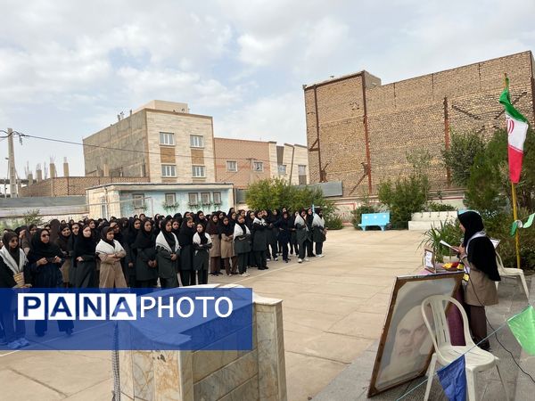 نواختن زنگ مهر در مدرسه شهید محمدی پور خلیل آباد 