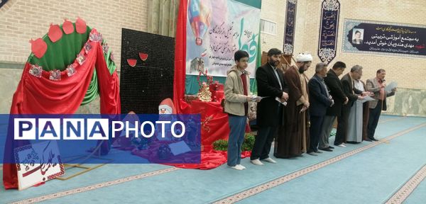 تقدیر از دانش‌آموزان برگزیده ناحیه چهار قم در جشنواره «فردا»