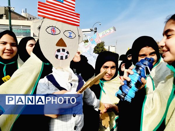راهپیمایی روز دانش‌آموزان در ناحیه 6 مشهد 