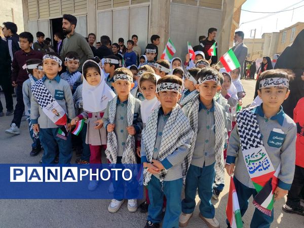 حضور گسترده دانش آموزان سورشجان در راهپیمایی ۱۳ آبان؛ فریاد ایستادگی در برابر استکبار جهانی