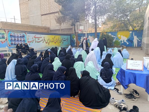 اقامه نماز باران در مدرسه شاهد قدسیان