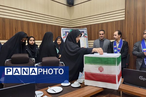 انتخابات شورای دانش آموزی منطقه‌ای با حضور معاون پرورشی و تربیت بدنی ناحیه دو شهرری 