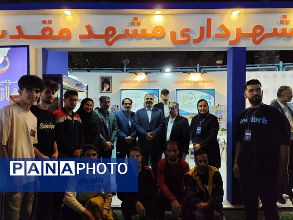 بازدید عضو شورای اسلامی شهر مشهد مقدس از غرفه منطقه ۱۰ شهرداری در بوستان ملت