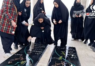 غبار روبی مزار شهدای گمنام توسط دانش آموزان دبیرستان حضرت  فاطمه زهرا (س) شهر کهک